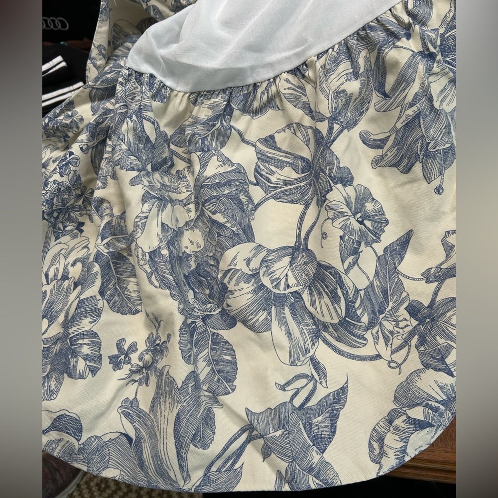 KingBedskirt by Waverly, blue/white Garden Room Toile, 15” drop. Ex cond.